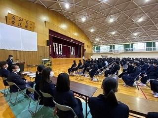 審査委員長による講評。