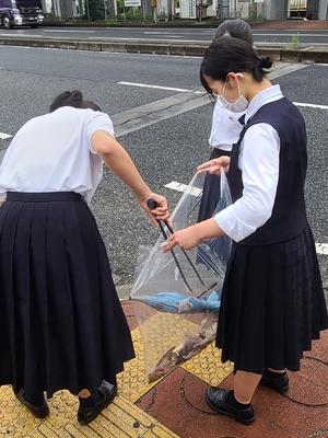 駅周辺のごみ拾い