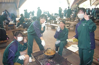 鍋で煮ています