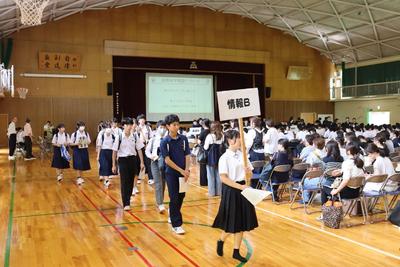 体育館から授業体験の会場へ