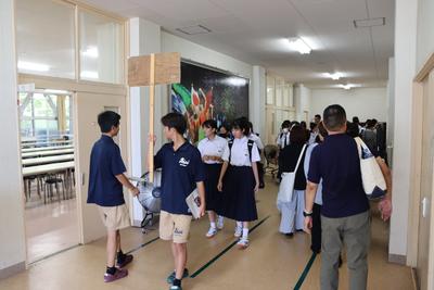 各会場への移動は案内が付きます