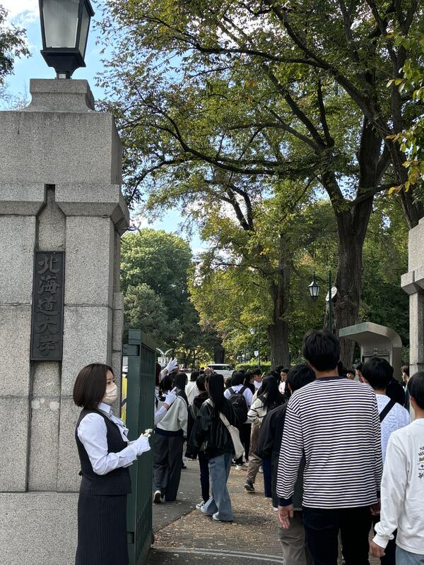 正門から、いざ札幌キャンパス