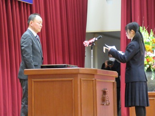 卒業生から学校への記念品贈呈