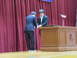 ＰＴＡから卒業生への記念品贈呈