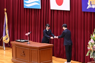 在校生から卒業生への記念品贈呈