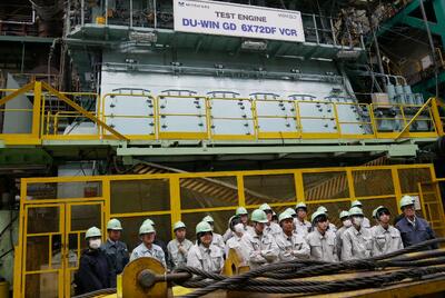 三井E&S　DUでテストエンジン前で記念撮影
