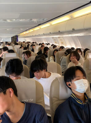 離陸した瞬間の飛行機内