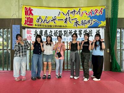 民家の方と記念写真