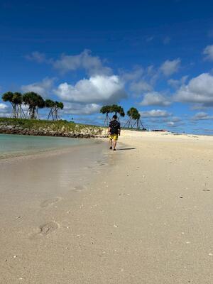 この後ろ姿は…？