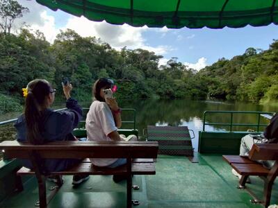 フェリーに揺られる生徒