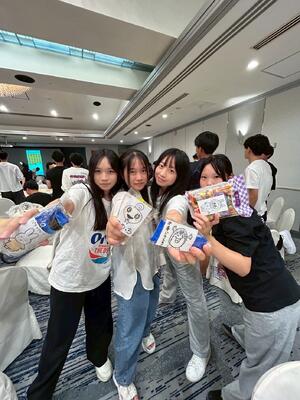 賞品をもらった女の子