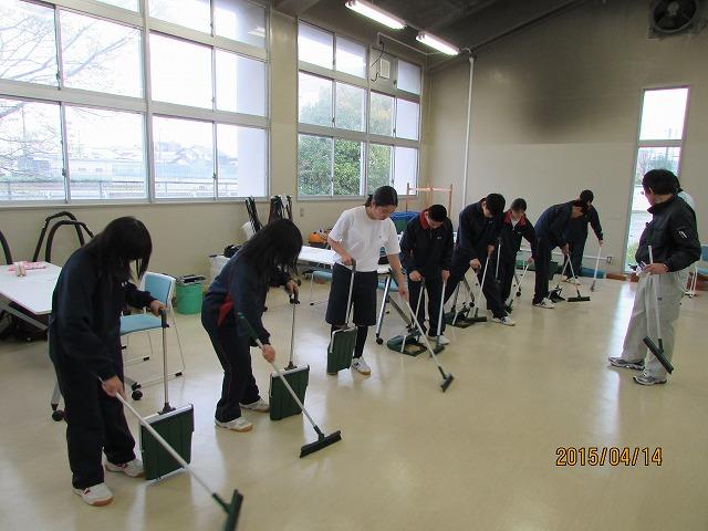 ほうきと文化ちりとりでの清掃の写真