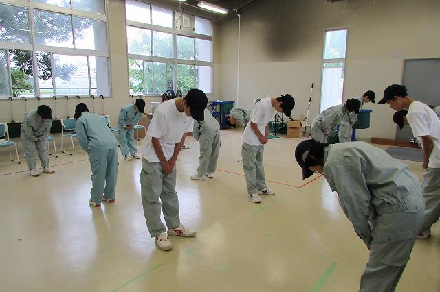 挨拶の練習の様子の写真 挨拶の練習の様子の写真