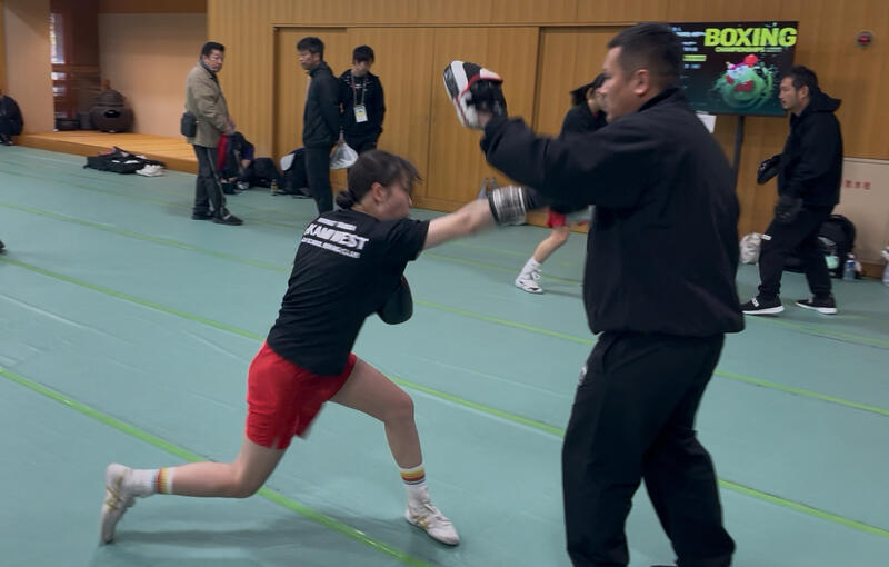 試合前アップをするする田村選手（左）、ミットを受ける田村選手の父・俊さん（右）