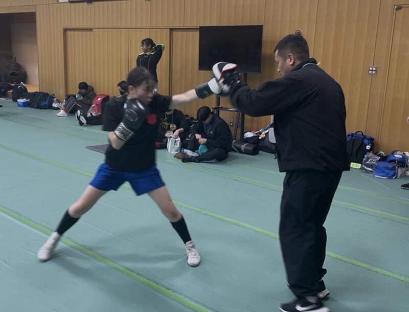 第4回全日本女子ジュニアボクシング選手権大会　準決勝試合前アップ　ジャブをうつ田村優奈選手(左)、それをミットで受ける父・俊さん(右)