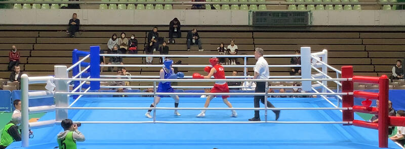 全日本女子ジュニア・ライトフライ級準決勝　田村優奈選手(青ユニ)、岡山県の選手(赤ユニ)
