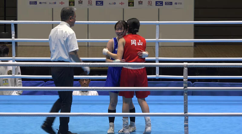 試合後、両者をたたえ合う様子(2人は非常に仲が良く、あまり見られない抱擁で対戦を労った)