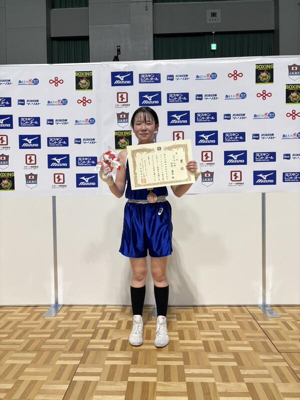 表彰状と銅メダルを授与された後の1枚