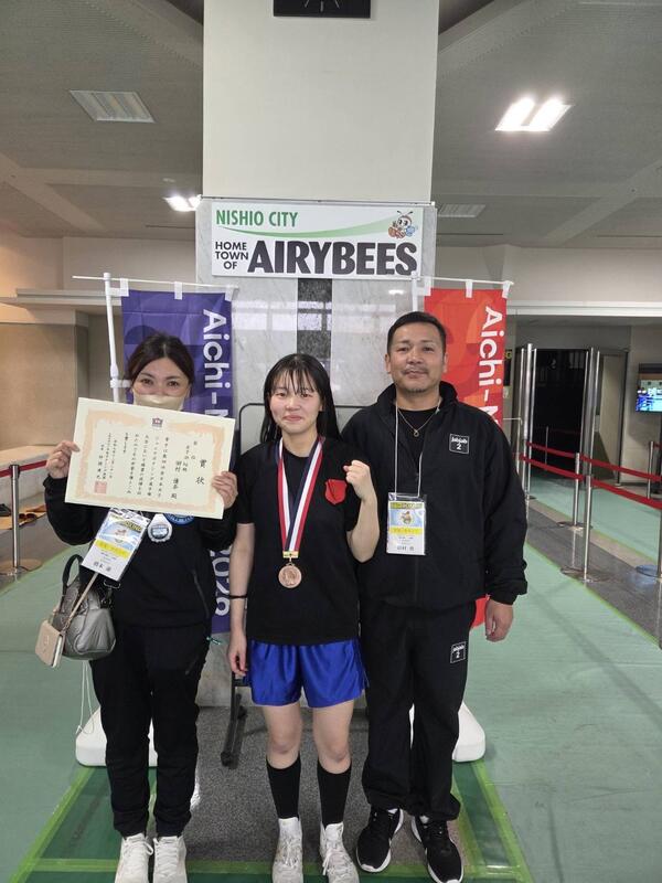 田村家一族(叔母・橋本蘭さん[左]、田村優奈選手[中央]、父・俊さん[右])