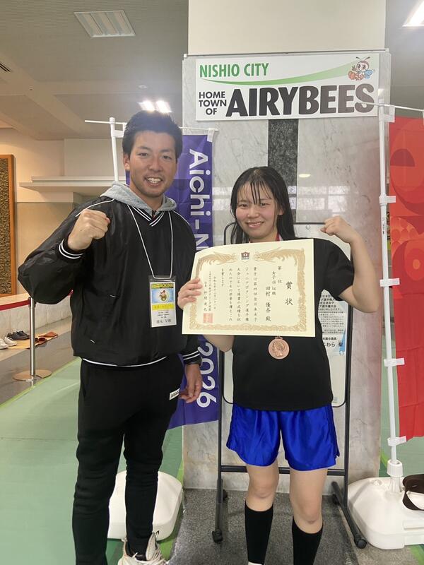 ボクシング部顧問と田村優奈選手の記念写真