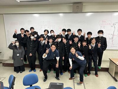 写真撮影から逃走しようとした顧問は無事捕獲されました…