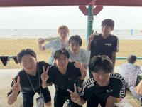 集合写真、大学生OBも交えて