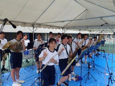 演奏前に笑顔でピース
