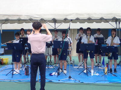 指揮に合わせて演奏中