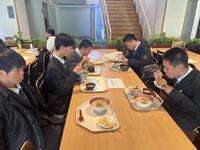 男子生徒は待てず、先に食べてしまいました。