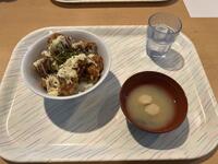 鶏からマヨ丼（500円）に唐揚げ２個（100円）を追加しました。（職員H）