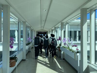 沖縄の暑さに驚く生徒