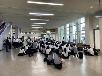 那覇空港での集合点呼