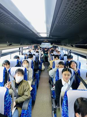 バスに乗り込み出発しました。