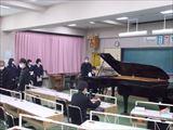 音楽室で合唱部の上級生がピアノを弾いてくれました！