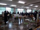 図書館で説明を受けています