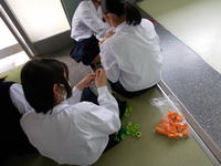 ペットボトルのふたを仕分け中