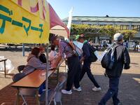 スタンプを押印している様子