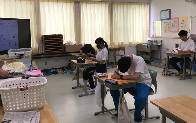 モニタの説明を見ながら作業しています。