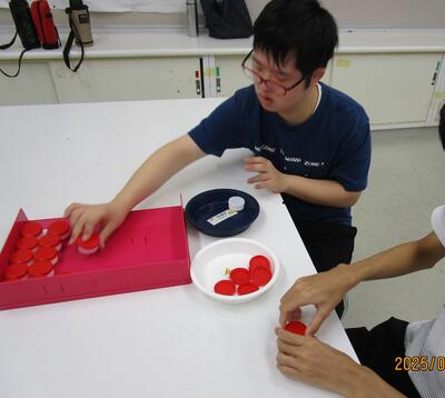 ケミカルキャップ締め作業