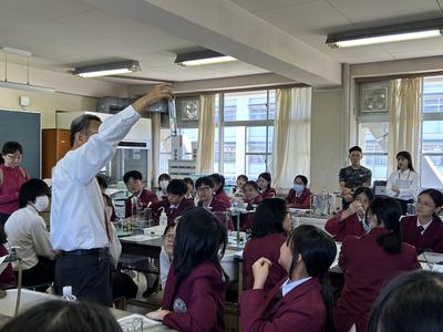 共同で化学の実験を行いました