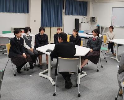 日経サイエンスの取材の様子