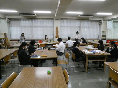 県立図書館から２名の先生方が来館されました