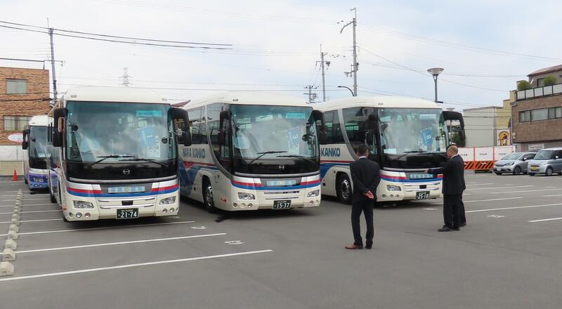 遠足　出発前のバス