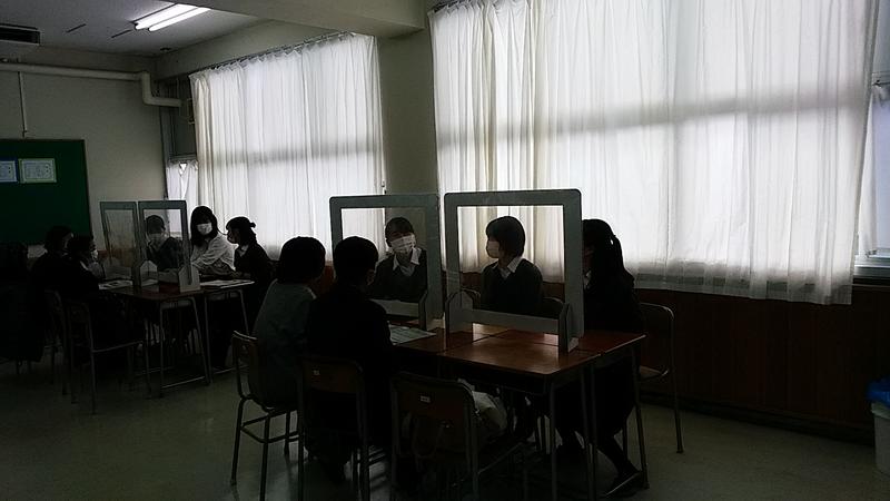 中学生の相談に乗る本校類型生徒