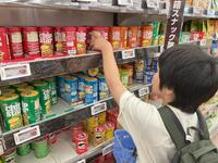 たくさんのお菓子の中から選びます！