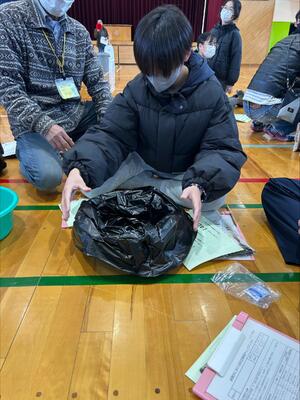 簡易トイレを実際に使っている様子