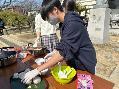 炊き出しの手伝い