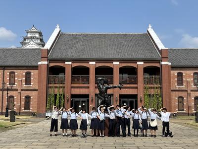 姫路市立美術館の前でポーズ