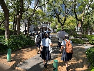 朝の木漏れ日の中、神戸市立博物館に向かいます。