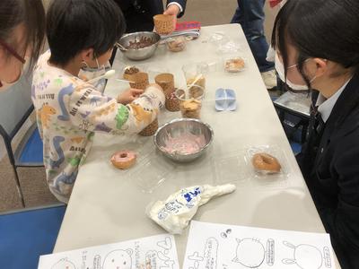 高校生も少し手伝いながら見守ります